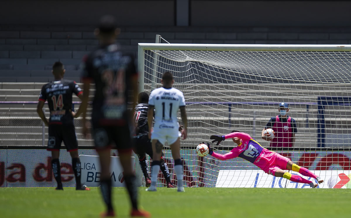 Alfredo Talavera detuvo un penal a Bryan Angulo. (Foto: Mexsport)