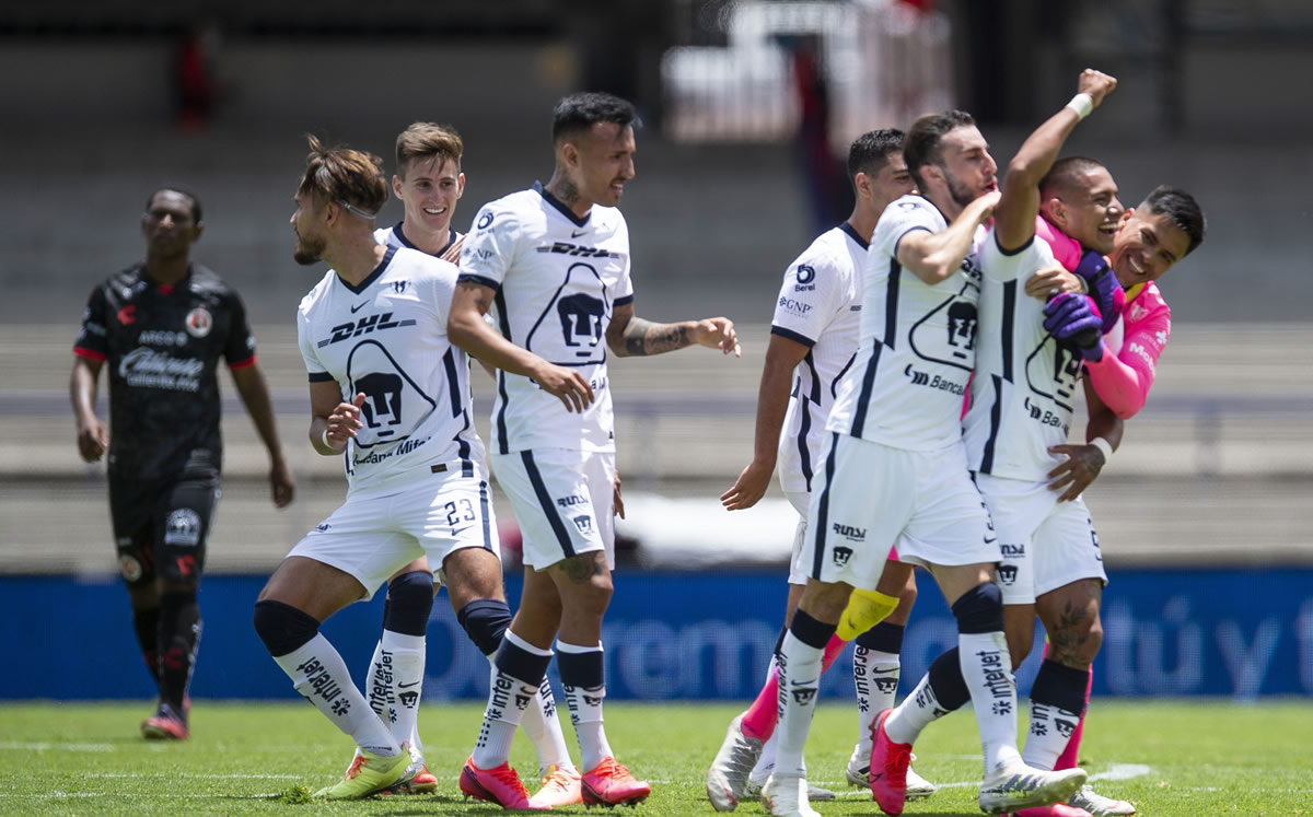 Bryan Mendoza es felicitado por sus compañeros tras anotar el 3-0. (Foto: Mexsport)