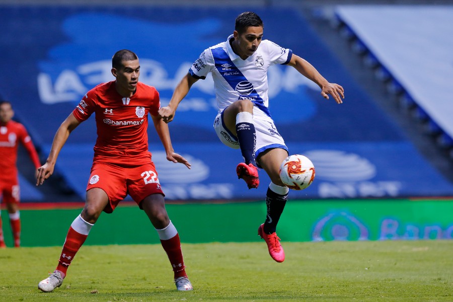 Brandon Sartiaguin y Salvador Reyes disputan el esférico. FOTO: Imago7.