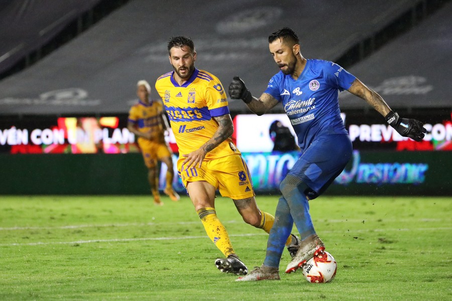 Gignac intenta quitarle el balón a Fraga. FOTO: Im ago7.