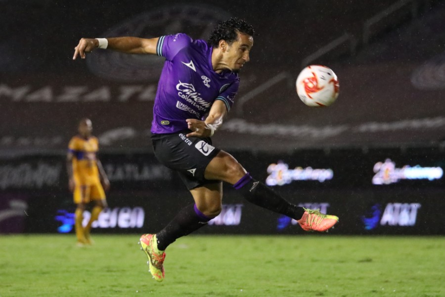 Camilo Sanvezzo intenta un remate ante los felinos. FOTO: Imago7.
