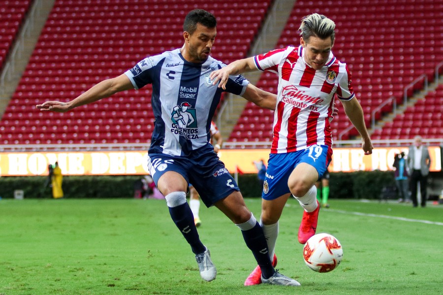 Gustavo Cabral y Jesús Angulo pelean el esférico en el Akron. FOTO: Imago7.