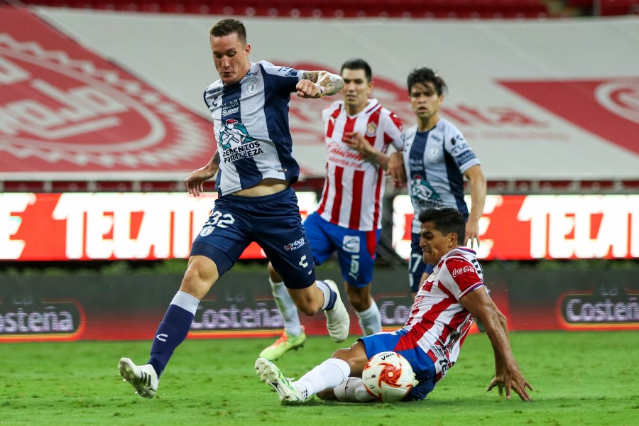 Leonardo Ramos y Jesús Sanchez en un balón dividido. FOTO: Imago7.