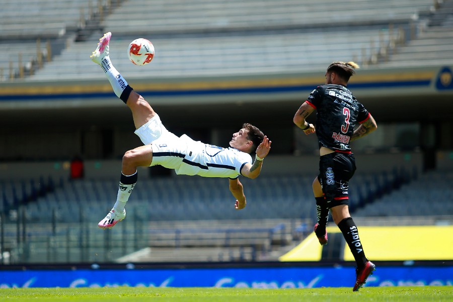 Juan Dinenno intentó un remate de chilena ante Tijuana. FOTO: Imago7.