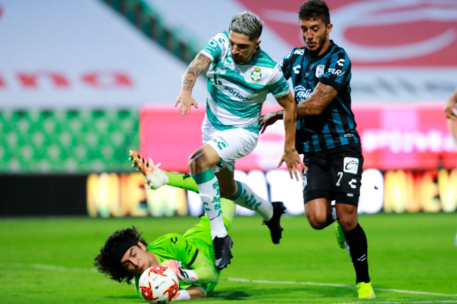 Diego Valdés y Kevin Ramírez pelean el balón en el TSM. FOTO: Imago7.