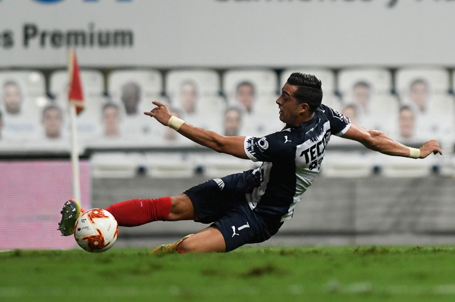 Rogelio Funes Mori intenta un remate ante los Bravos. FOTO: Imago7.