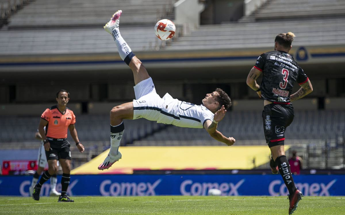 Juan Dinenno intentó este remate de chilena en el primer tiempo. (Foto: Mexsport)