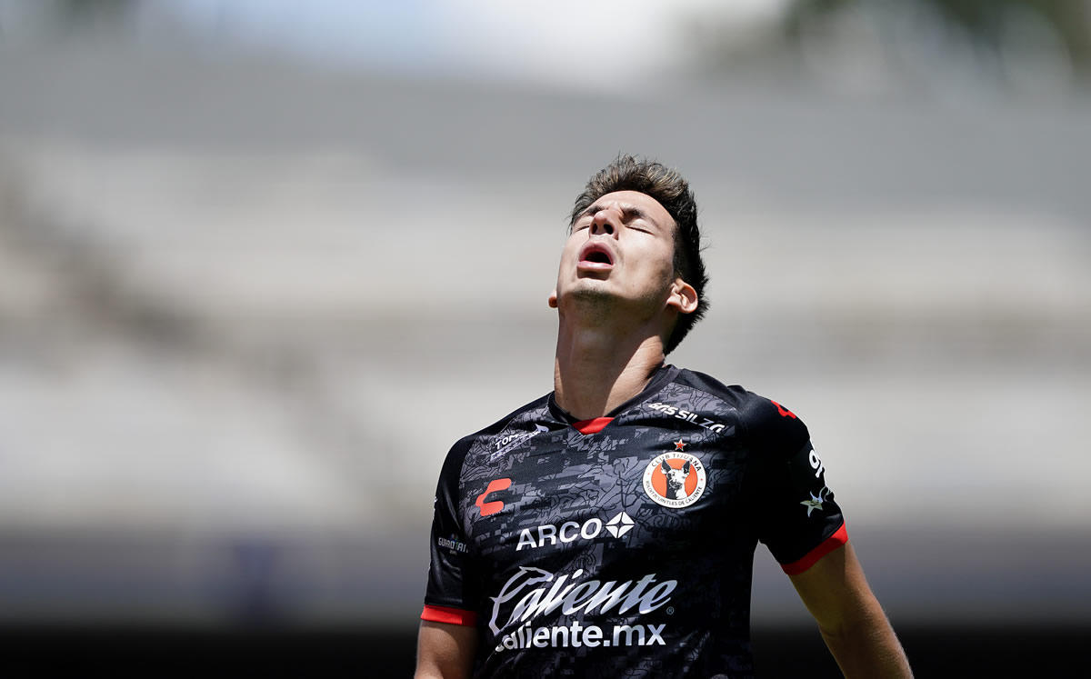 Mauro Lainez se lamenta tras fallar una ocasión gol. (Foto: Imago7)