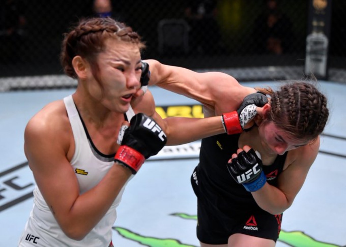 La mexicana conectó potentes golpes a la coreana. FOTO: @ufc