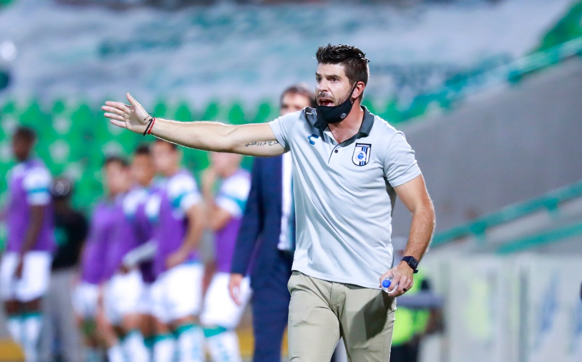 Alex Diego, dando indicaciones en la derrota ante Santos. FOTO: Imago7.