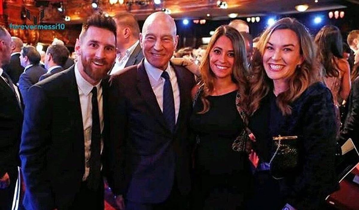 Esta es la foto del recuerdo en la gala de The Best FIFA del 2017 con Messi, Antonela, Sir Patrick y Sunny Ozell. (Instagram @MadameOzell)