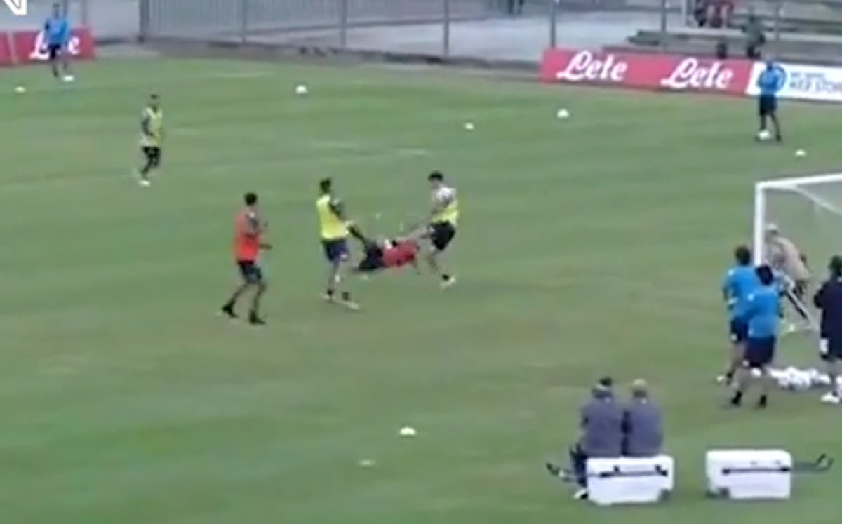 Chucky Lozano prendió el balón con una tijera. (Captura)
