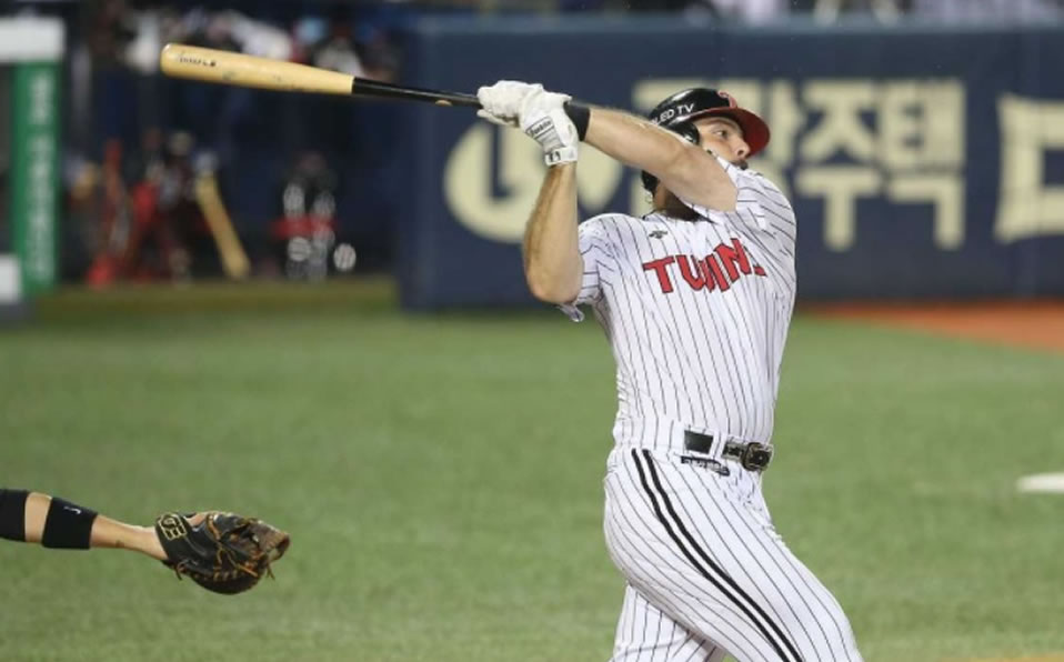 Roberto Ramos empata récord de HR en Corea