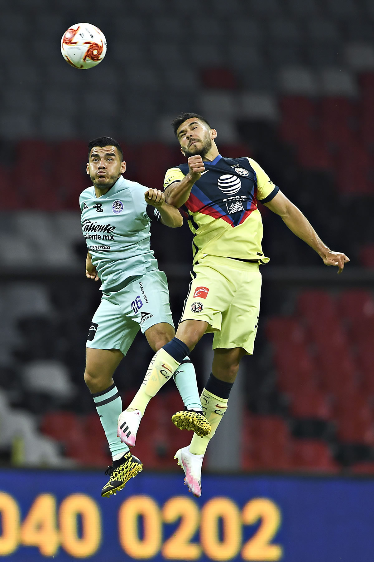 Aldo Rocha y Henry Martín disputan un balón por alto. (Foto: Imago7)