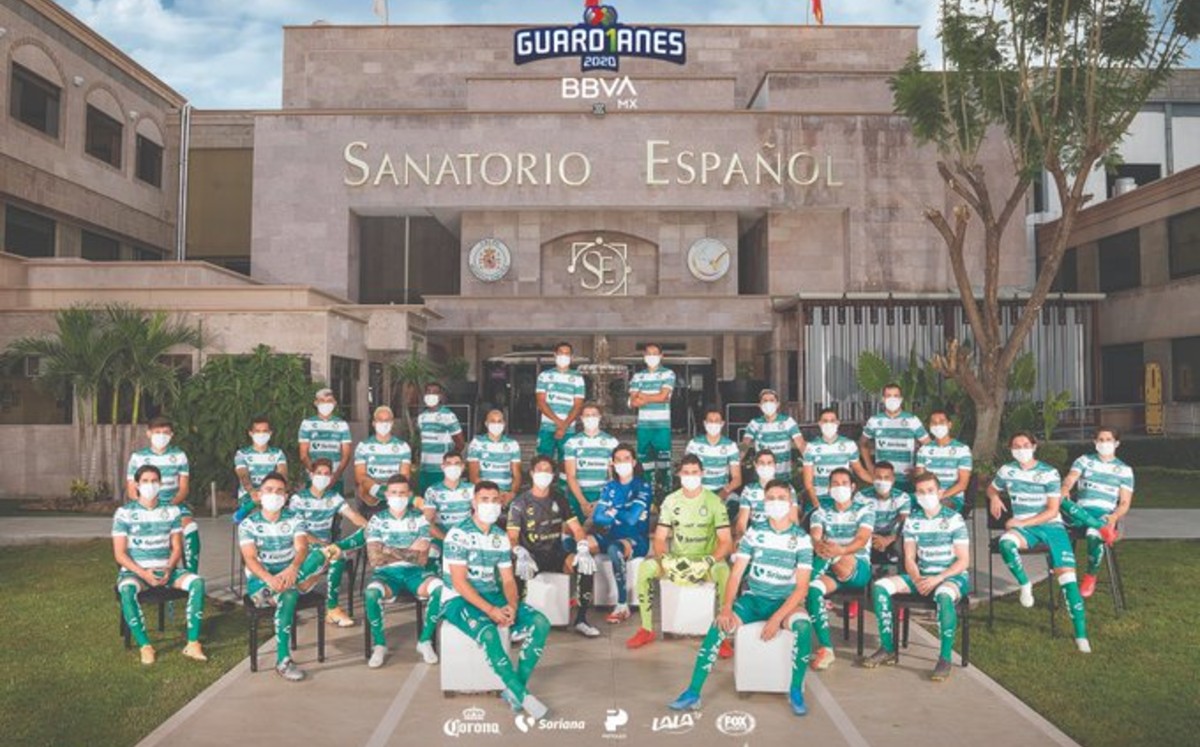 La foto oficial del Santos Laguna homenajeando al personal médico. Foto: Screen TW Santos