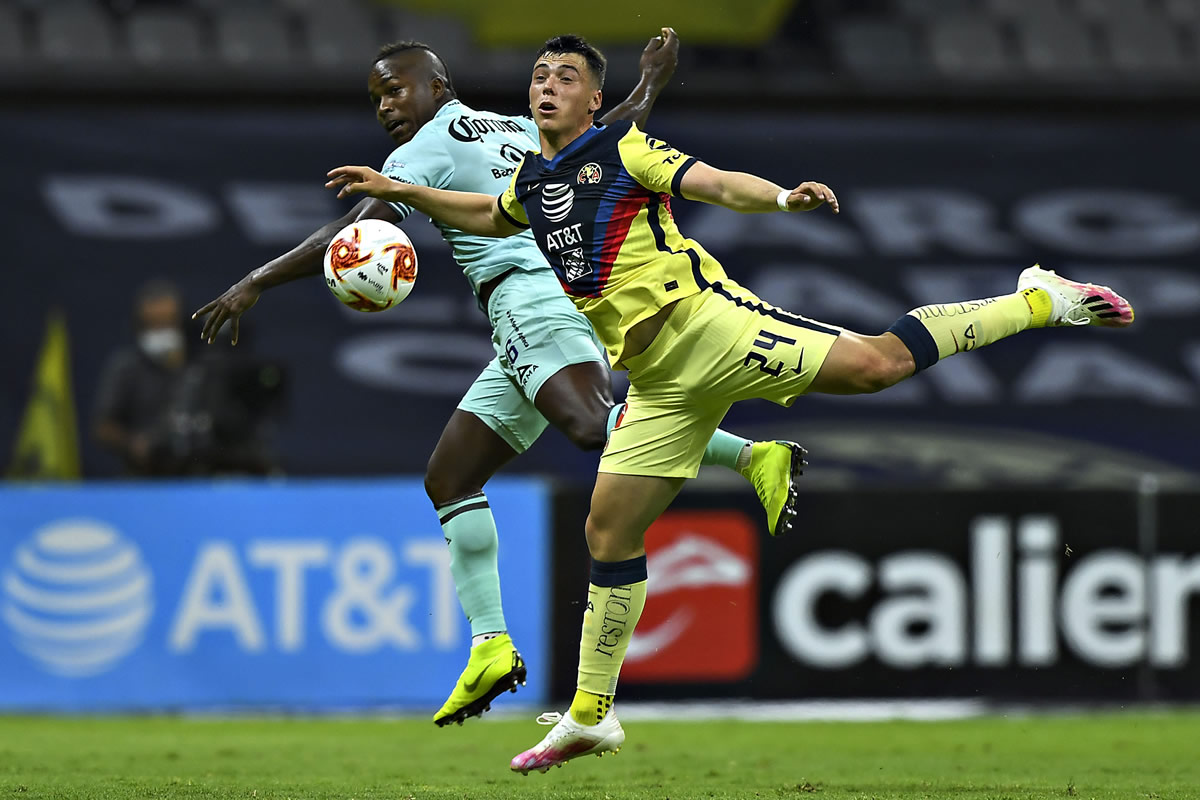 José Ortiz no soltó a Federico Viñas todo el partido. (Foto: Imago7)