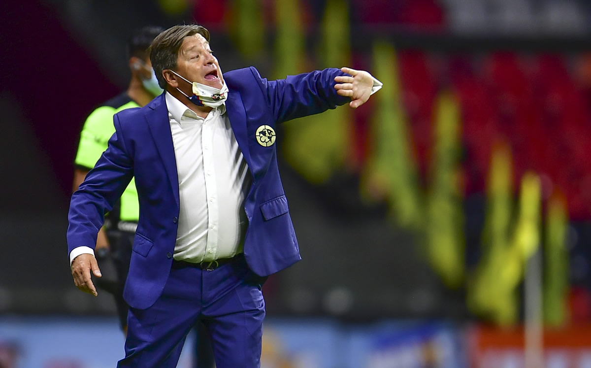 Miguel Herrera durante el partido contra Mazatlán. (Foto: Mexsport)