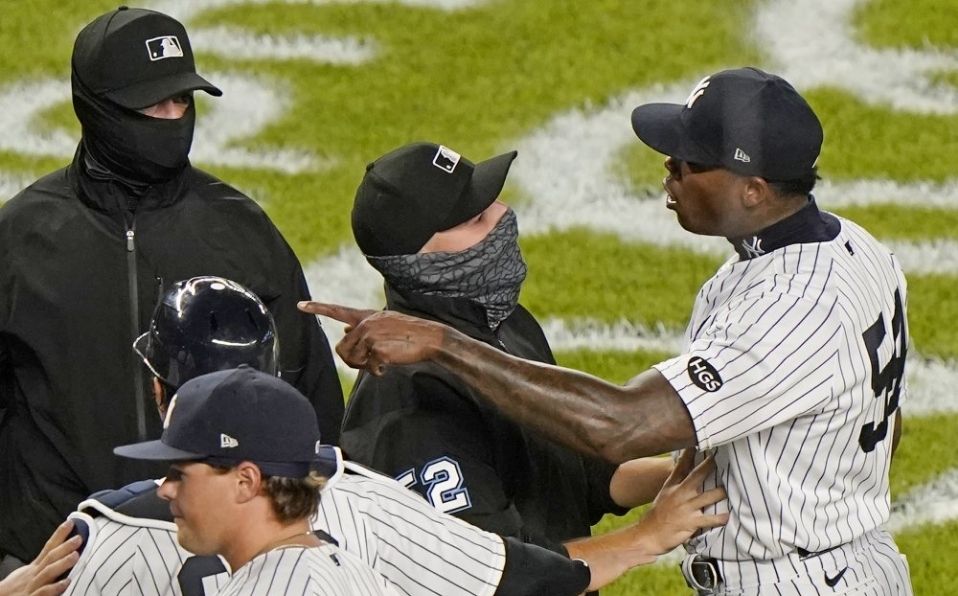 MLB hizo énfasis que no es la primera vez que Chapman es suspendido por tirar al área de la cabeza. (Foto: AP)