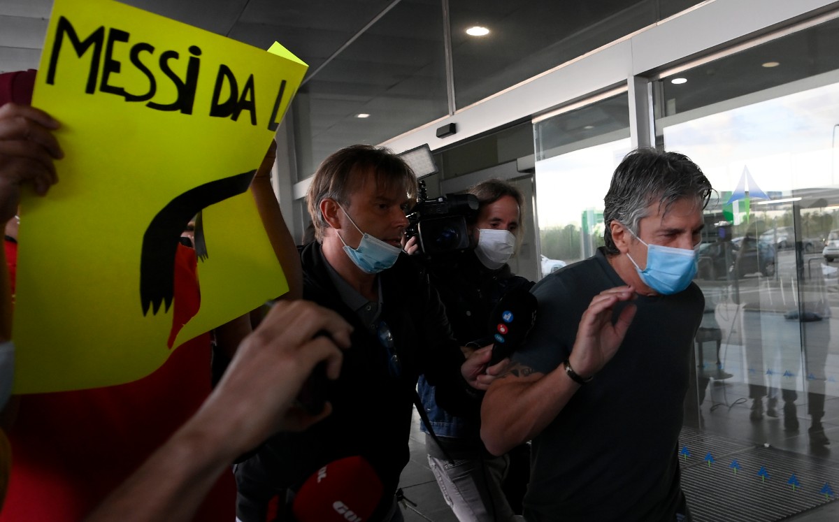 El padre de Lionel Messi fue interceptado por la prensa a su llegada a Barcelona. FOTO: AFP.