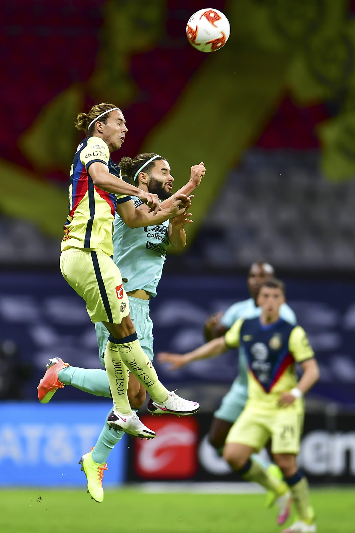 Sebastián Córdova y César Huerta disputan el esférico por los aires. (Foto: Mexsport)