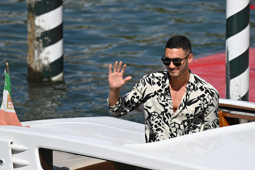 A bordo de una góndola como marca la tradición en Venecia, así apareció Alejandro Speitzer.