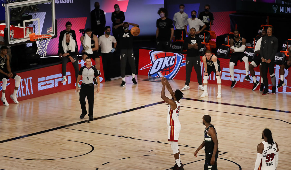 Jimmy Butler convirtiendo los tiros decisivos para el triunfo del Heat sobre Bucks. (AFP)
