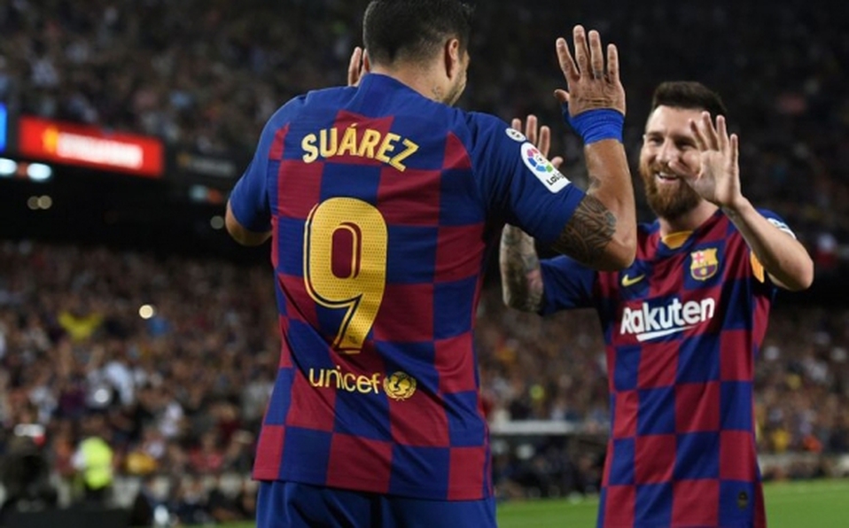Messi y Suárez se dejaron ver jugando en el jardín de su casa en Barcelona (FOTO: AFP)