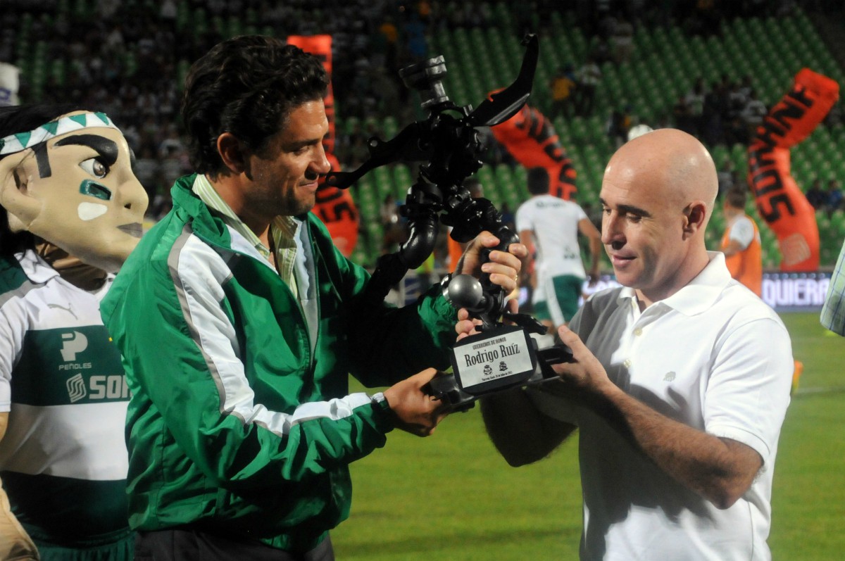 Pony Ruíz | Mediocampista | El tercer jugador con más partidos con 328; hizo una dupla histórica con Borgetti. (Foto: Mexsport)