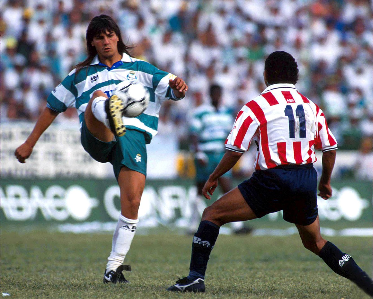 Turco Apud | Mediocampista | El argentino llegó a la comarca en 1993, ayudó a llegar la primera del equipo aunque la perdieron. (Foto: Mexsport)