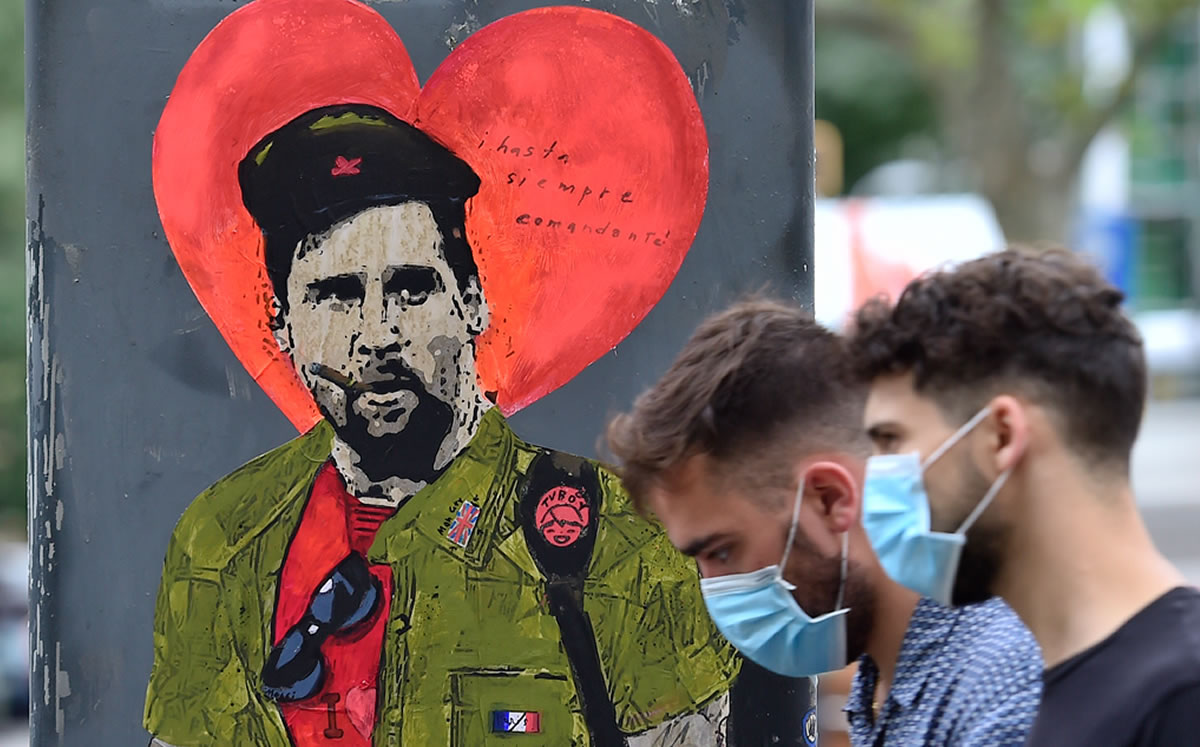 Aficionados esperan la permanencia de Messi. (AFP)