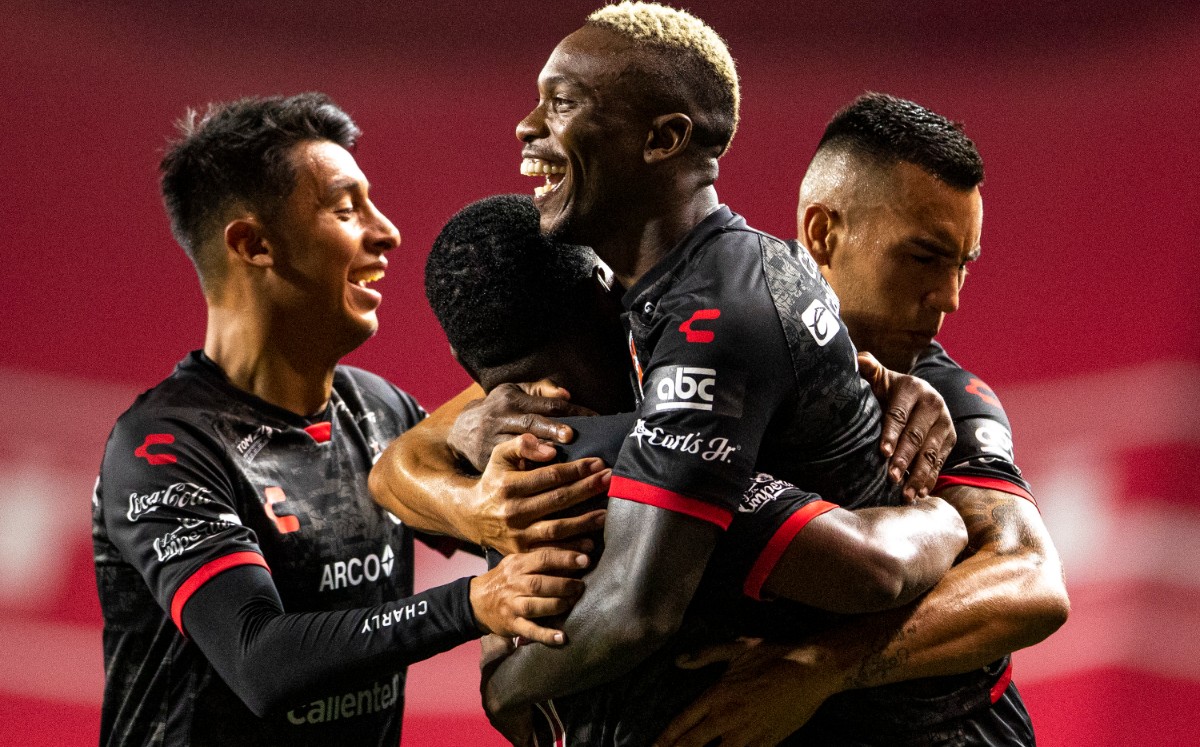 El colombiano Castillo le hizo dos goles a los regios. FOTO: Imago7.