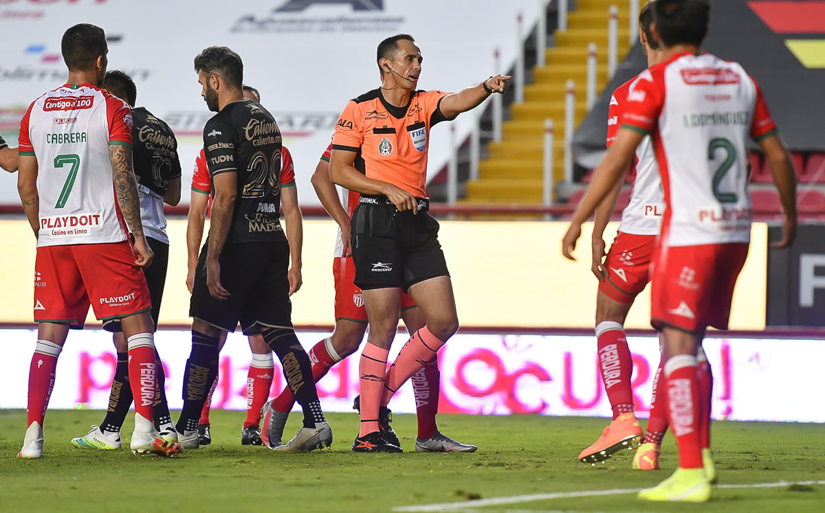 El silbante ordenó la repetición del penal (Imago7)