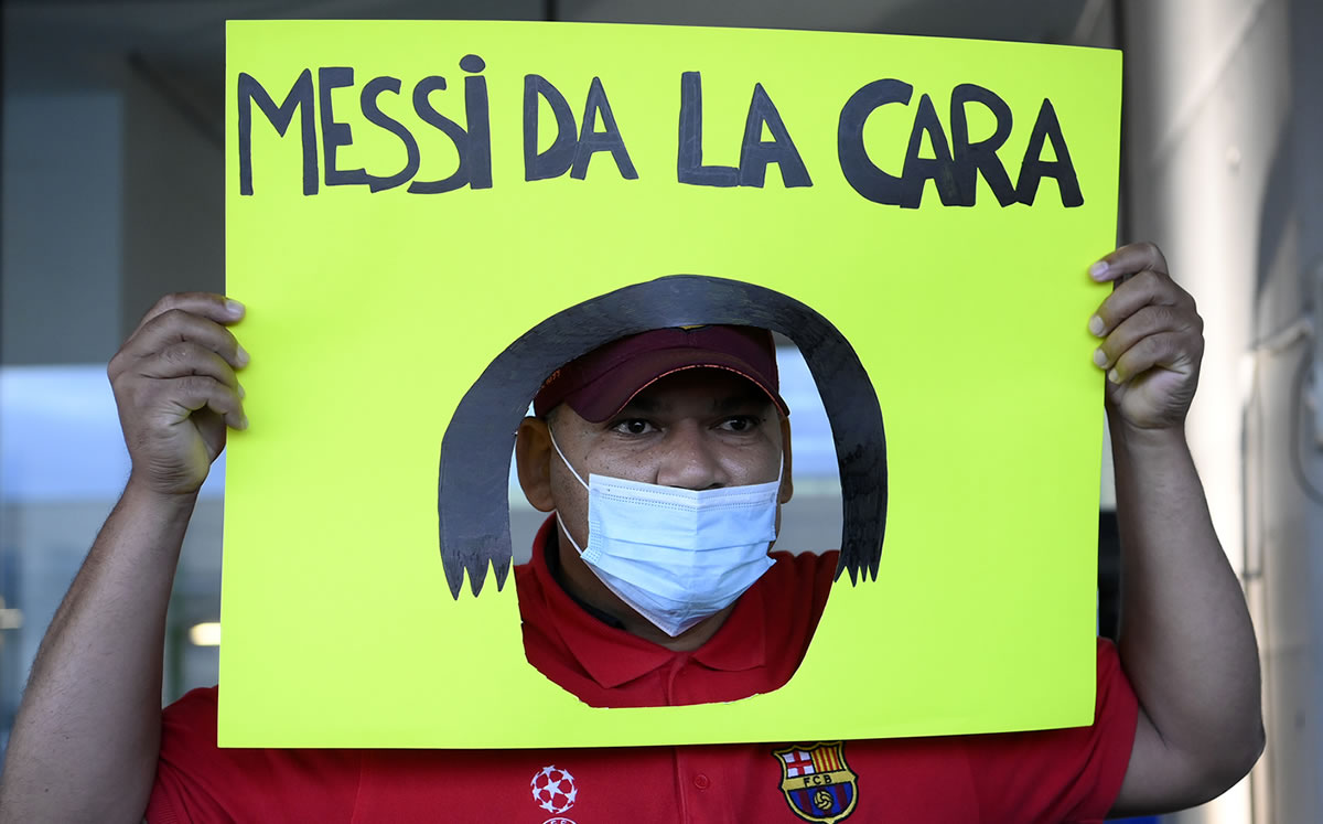 Fans y directiva, a la espera de que Messi rompa el silencio. (AFP)
