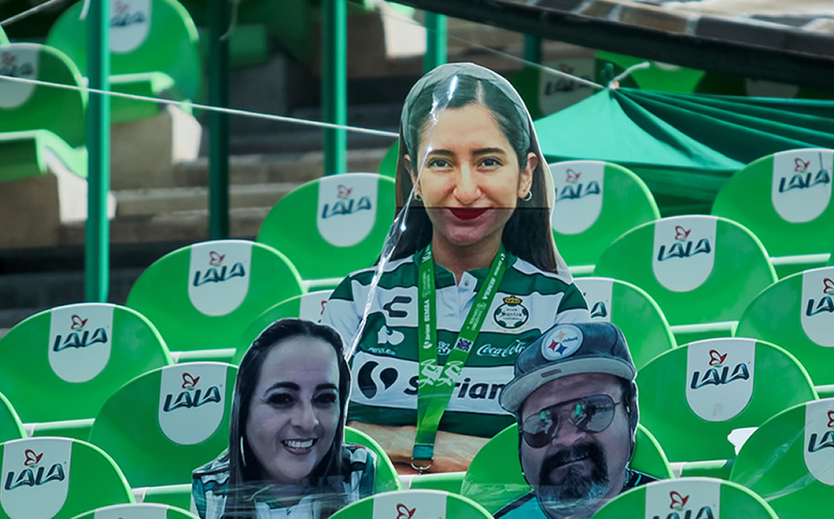 Retratos de la afición de Santos, durante el juego a puerta cerrada de la jornada 7. (Imago7)