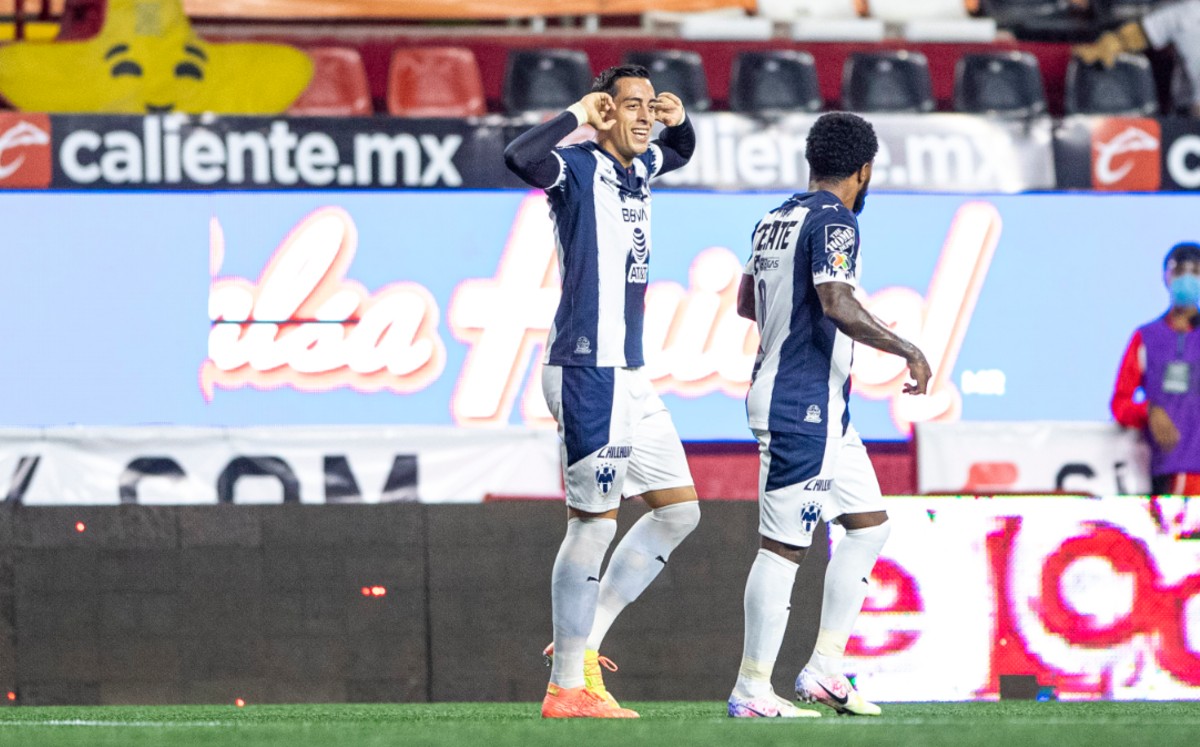 Rogelio Funes Mori va tras los goles que hizo Suazo con Rayados. FOTO: Imago7.