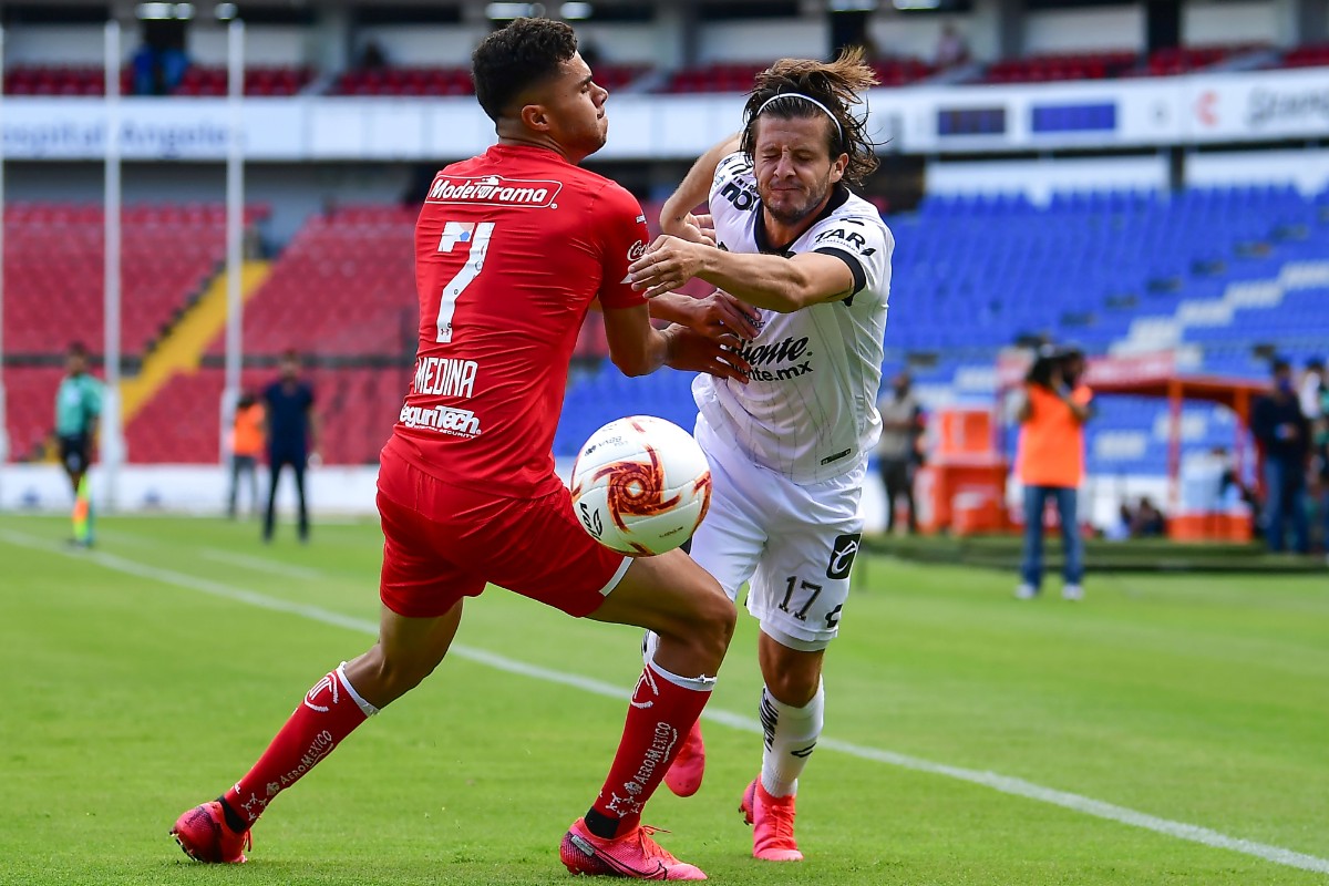 Erick Vera intenta un desborde en el duelo ante Toluca. FOTO: Mexsport.