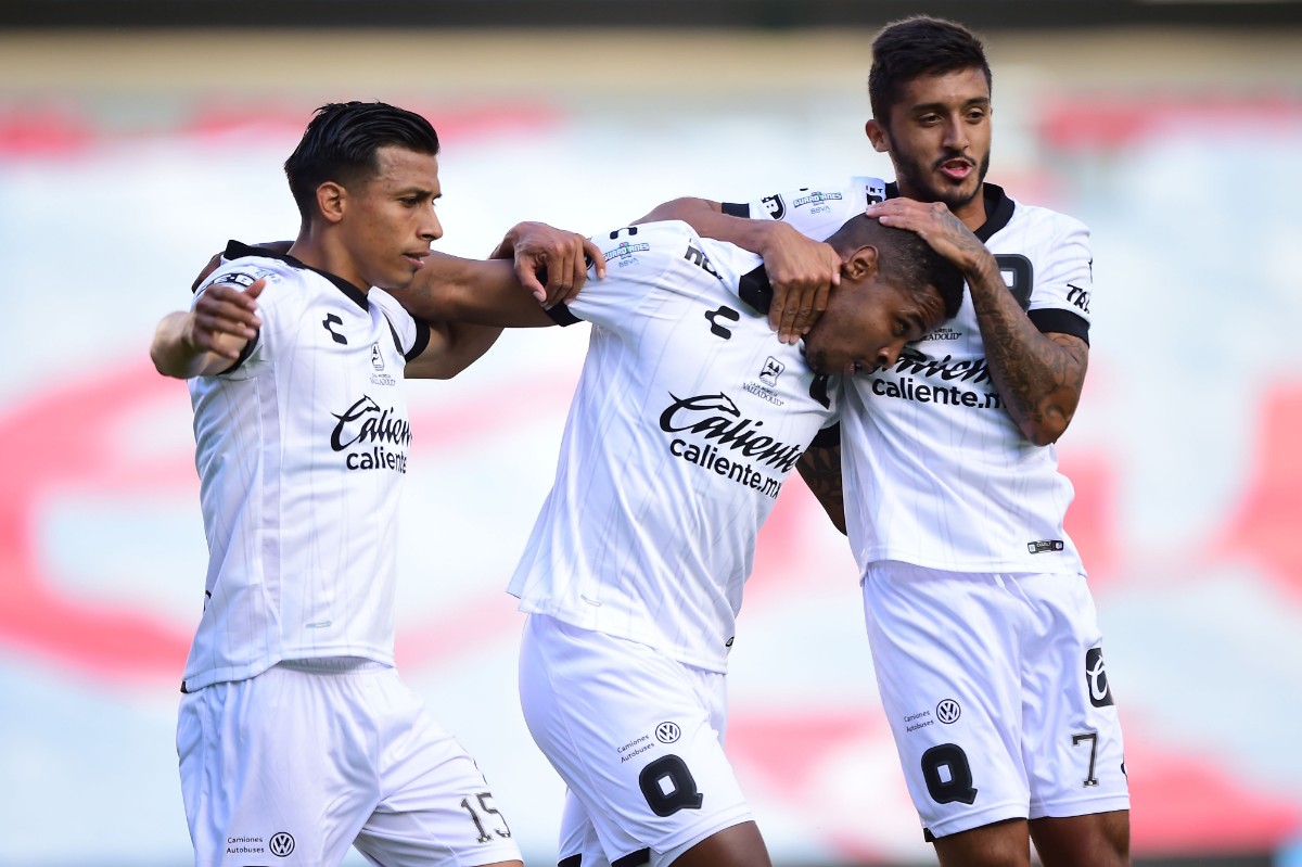 Hugo Silveira festeja su tanto ante los Diablos Rojos. FOTO: Mexsport.