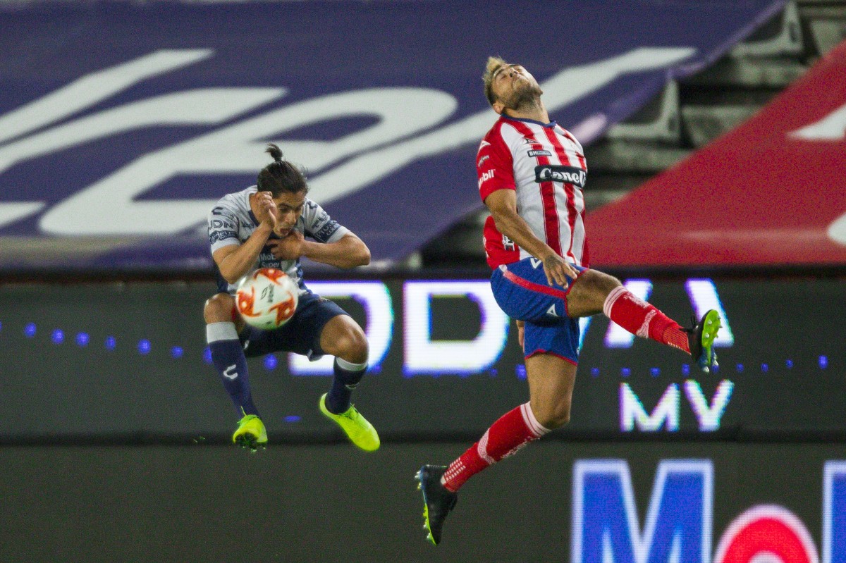 Aguirre y Catalán en la pelea por el balón en el Hidalgo. FOTO: Mexsport.