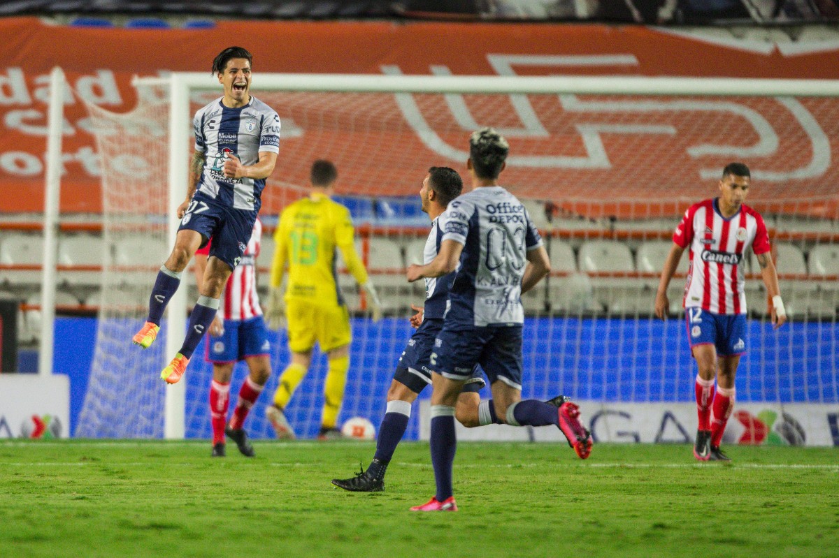 Víctor Dávila festeja su triplete ante San Luis. FOTO: Mexsport.
