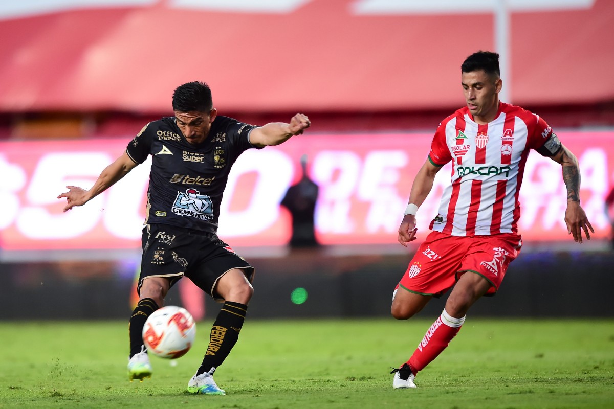 Ángel Mena mete un derechazo ante Necaxa. FOTO: Mexsport.