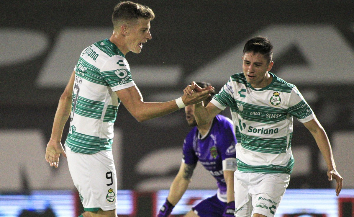 Furch felicita a Garnica por su gol ante Juárez. FOTO: Mexsport.