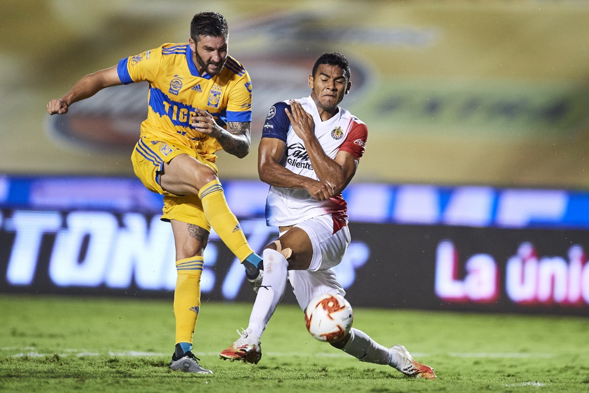 Gignac intenta un disparo ante Chivas. FOTO: Mexsport.
