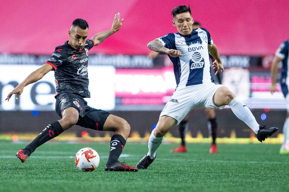 Rivera intenta un disparo ante la marca de Kranevitter. FOTO: Mexsport.