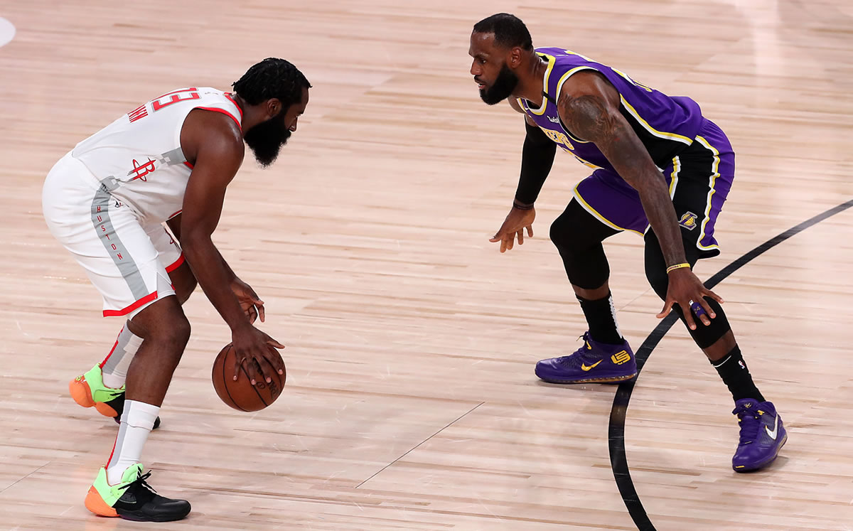 Harden ganó el duelo personal a LeBron (AFP)