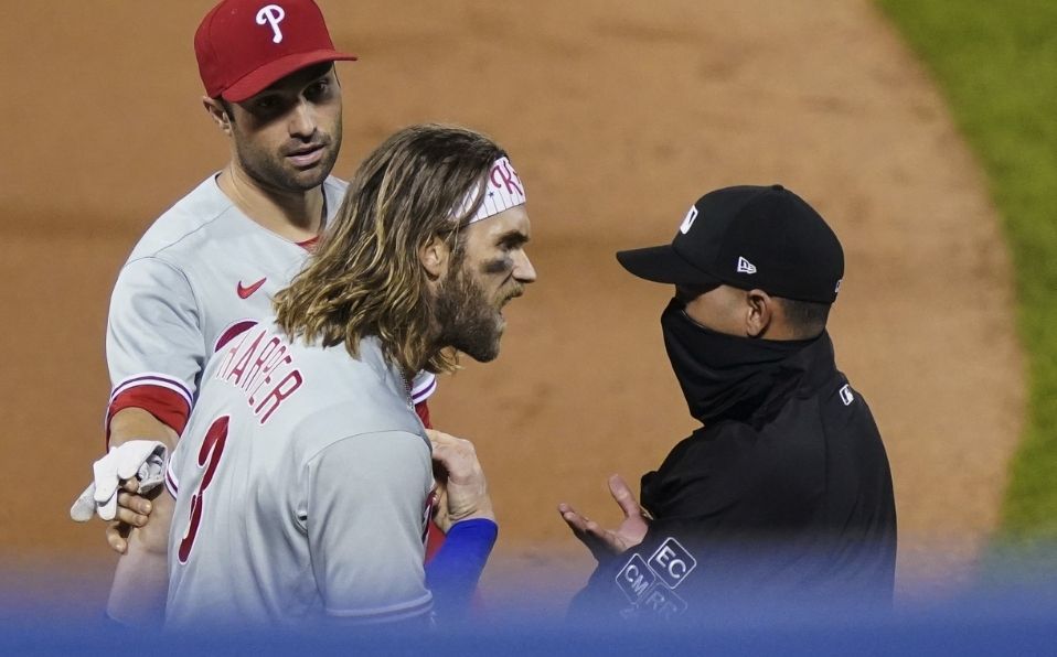 Harper se acercó a menos de un metro y medio al umpire sin protección alguna. (Foto: AP)