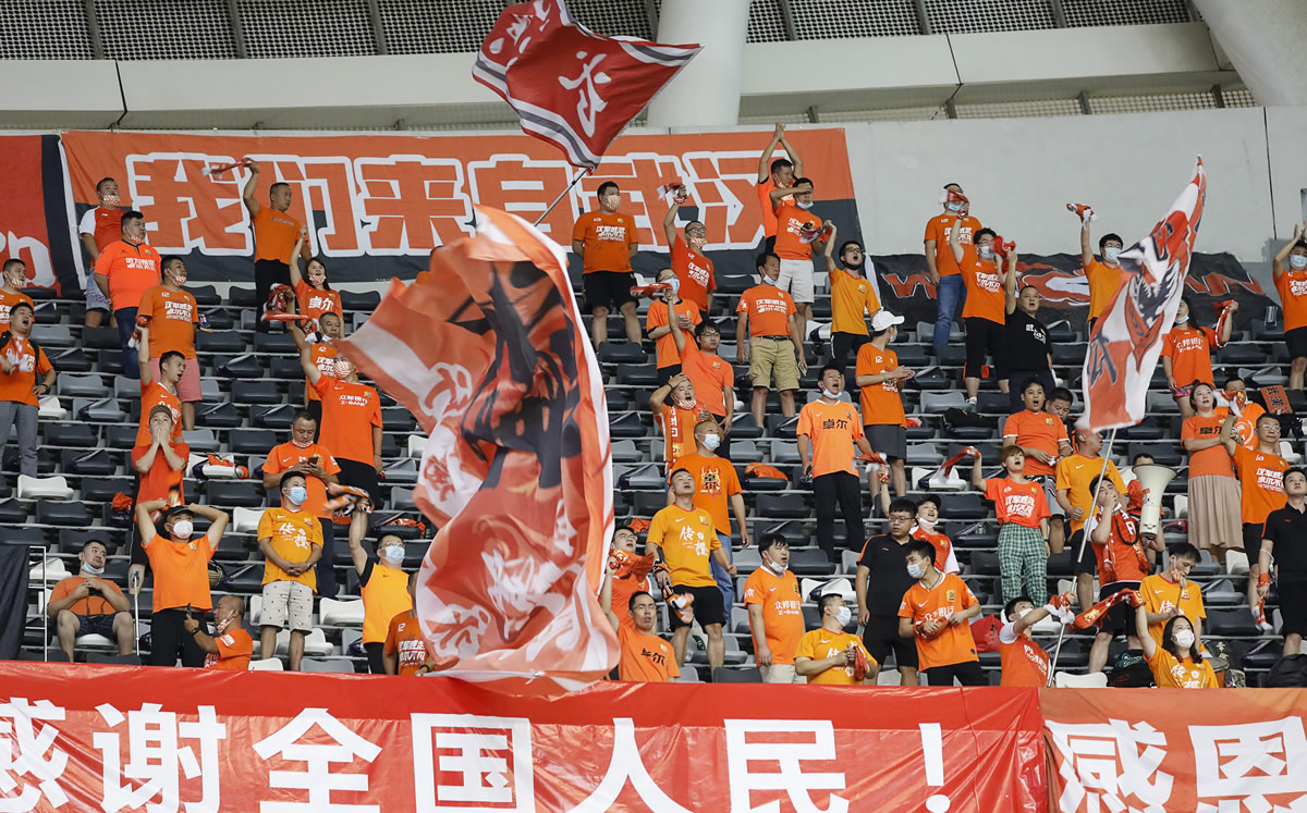 Aficionados del Wuhan Zall. (Foto: AFP)