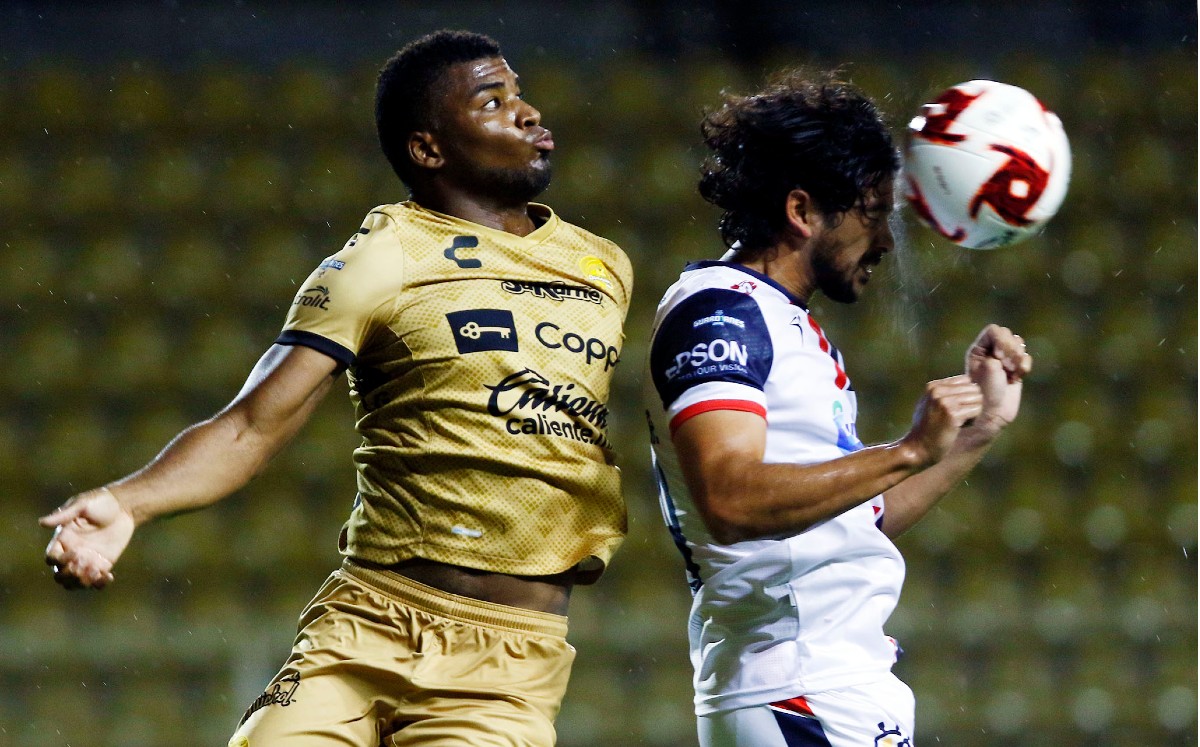 José Zúñiga y José Saavedra pelean el esférico. FOTO: Imago7.