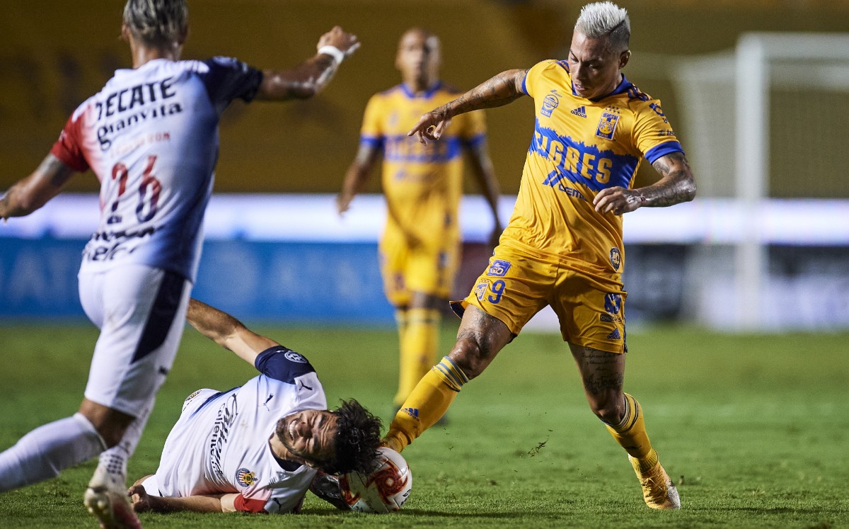 El Pollo Briseño no dudó en meter la cabeza para desviar el balón. FOTO: Mexsport.