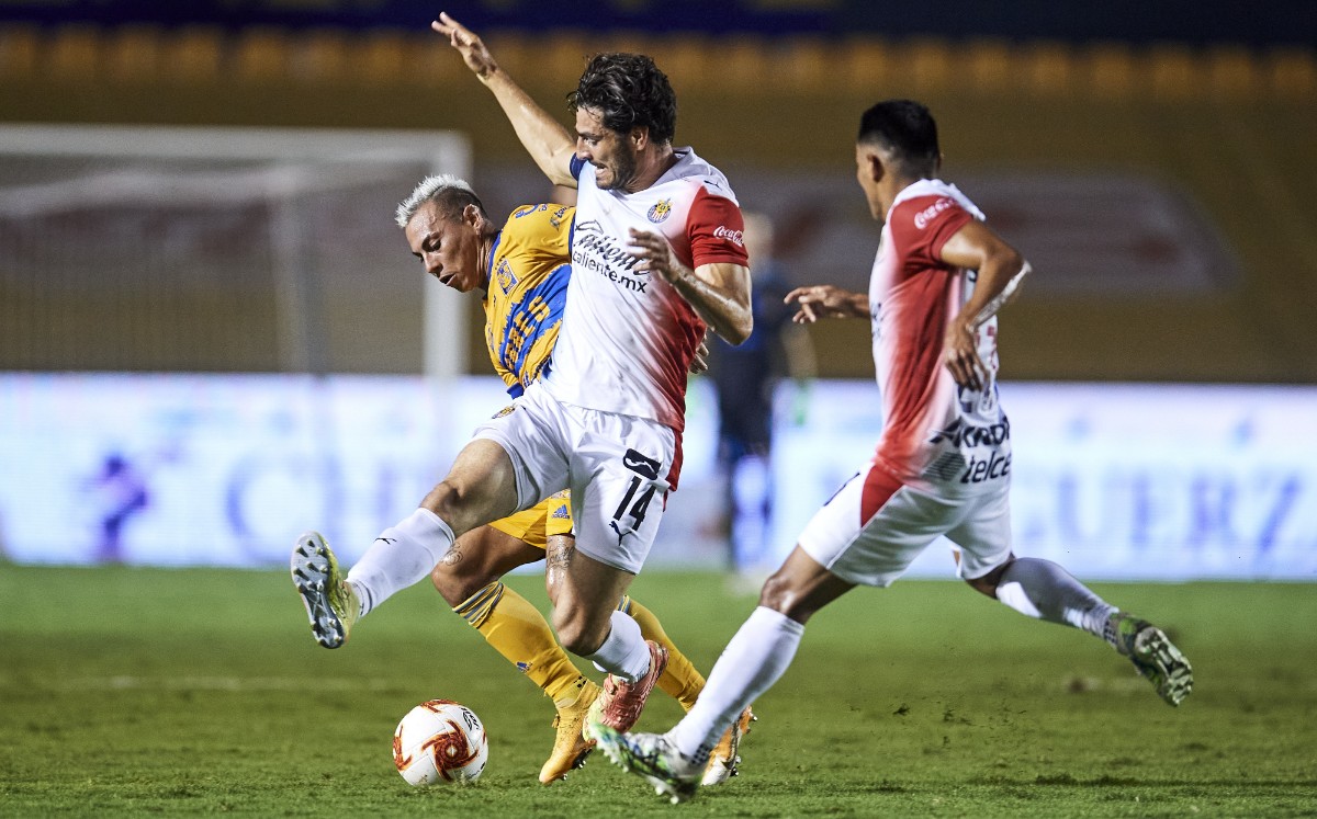 El Pollo Briseño y Edu Vargas tuvieron varios roces durante el encuentro. FOTO: Mexsport.
