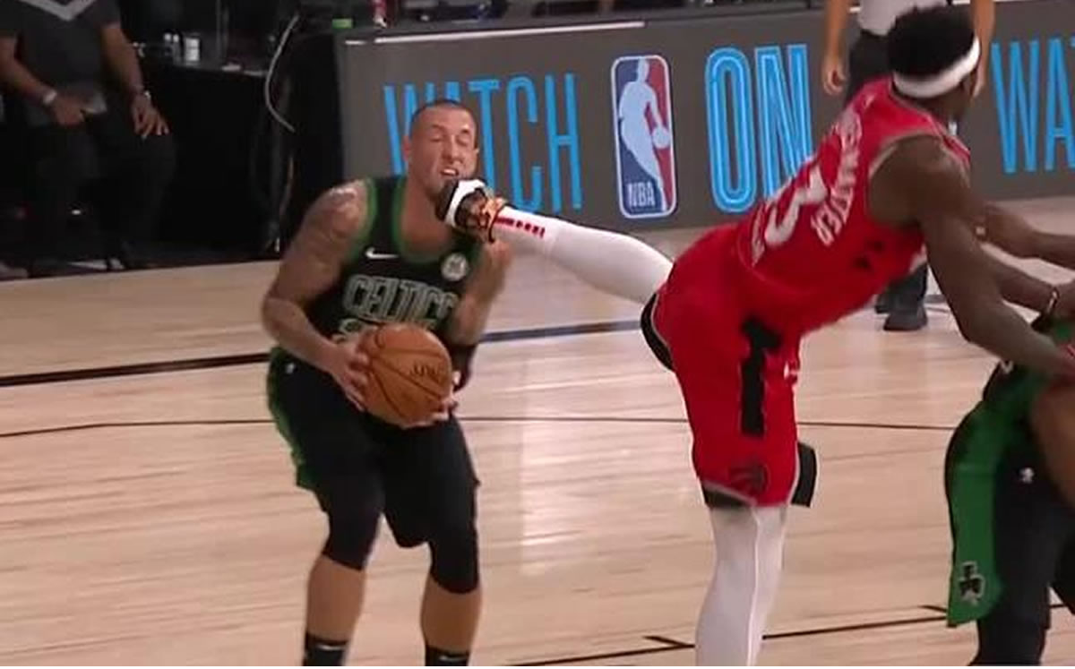 El camerunés pateó al jugador de los Celtics (Captura de video)